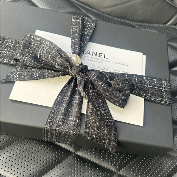 ♥️ CHANEL holiday edition special ribbon 🎀 - Picture 1 of 4